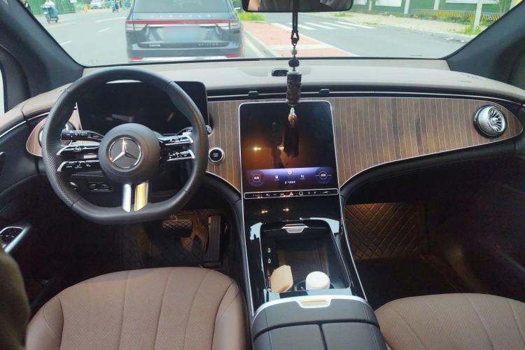 Used Mercedes-Benz EQE SUV 2024 500 4MATIC Center Console