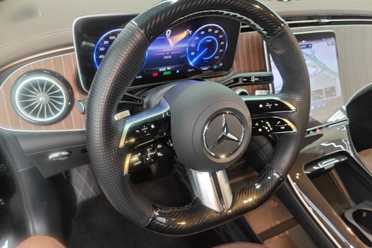 Used Mercedes-Benz EQE SUV 2024 500 4MATIC Luxury Edition Center Console