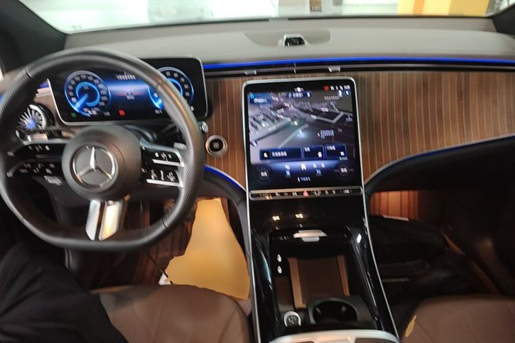 Used Mercedes-Benz EQE SUV 2024 500 4MATIC Pioneer Edition Center Console
