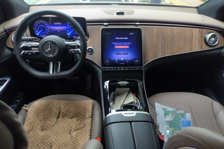 Used Mercedes-Benz EQE SUV 2024 500 4MATIC Pioneer Edition Center Console