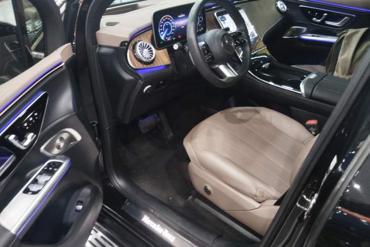 Used Mercedes-Benz EQE SUV 2024 500 4MATIC Luxury Edition Driver Seat