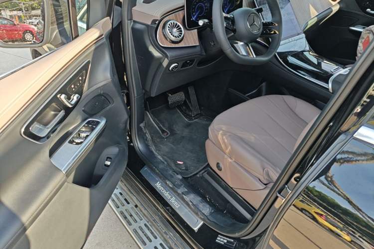 Used Mercedes-Benz EQE SUV 2024 500 4MATIC Luxury Edition Driver Seat
