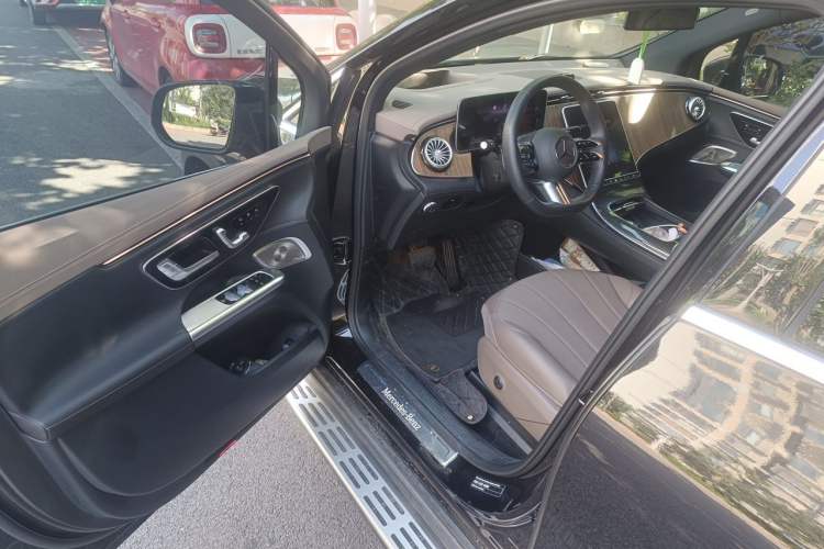 Used Mercedes-Benz EQE SUV 2024 500 4MATIC Luxury Edition Driver Seat