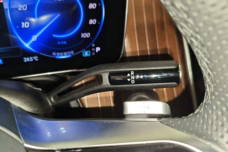 Used Mercedes-Benz EQE SUV 2024 500 4MATIC Luxury Edition Gear Lever