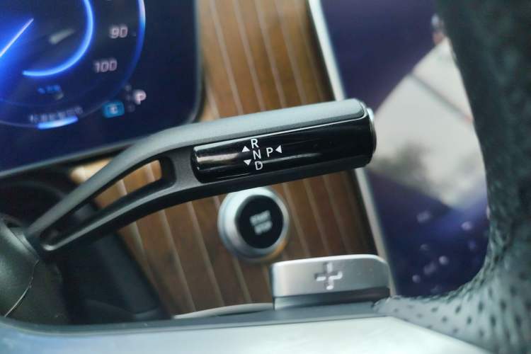 Used Mercedes-Benz EQE SUV 2024 500 4MATIC Luxury Edition Gear Lever