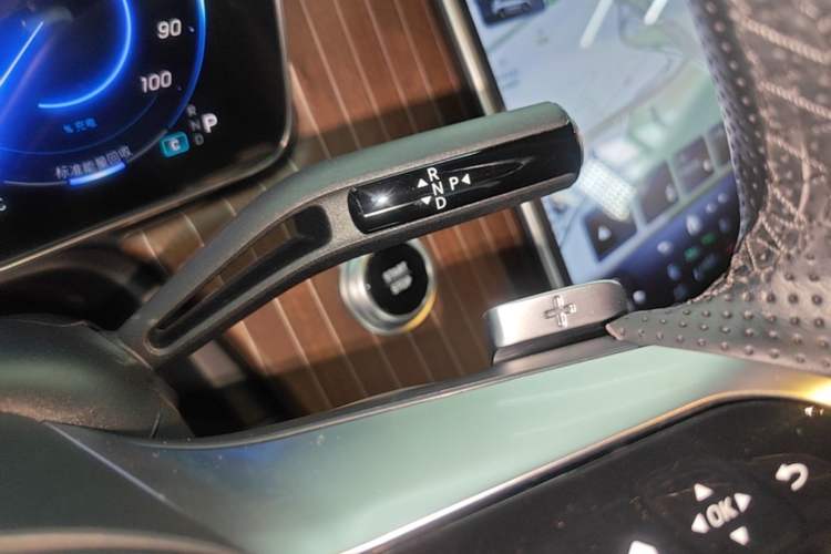 Used Mercedes-Benz EQE SUV 2024 500 4MATIC Luxury Edition Gear Lever