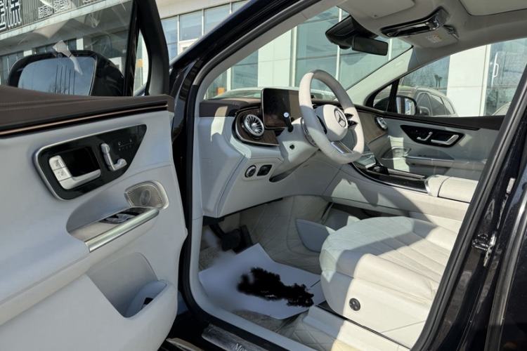 Used Mercedes-Benz EQE SUV 2024 350 4MATIC Luxury Edition Interior 1