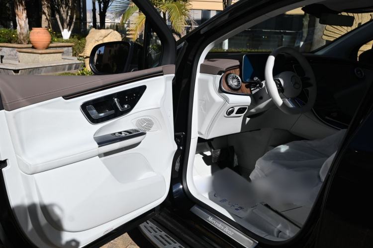 Used Mercedes-Benz EQE SUV 2024 500 4MATIC Luxury Edition Interior 2