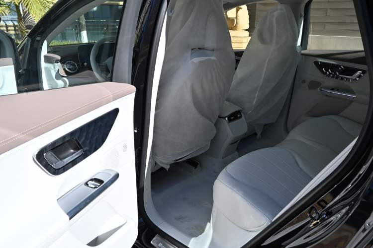 Used Mercedes-Benz EQE SUV 2024 500 4MATIC Luxury Edition Interior 5