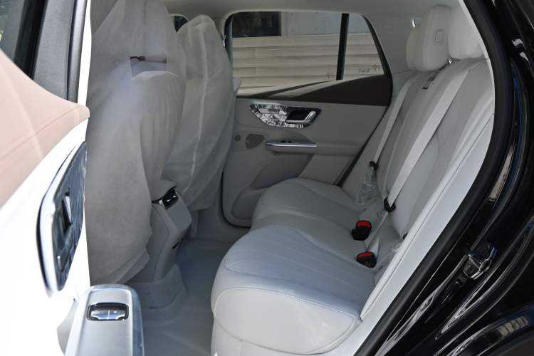 Used Mercedes-Benz EQE SUV 2024 500 4MATIC Luxury Edition Interior 9