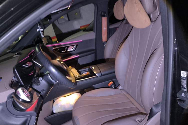 Used Mercedes-Benz EQE SUV 2024 500 4MATIC Luxury Edition Left Front Seat