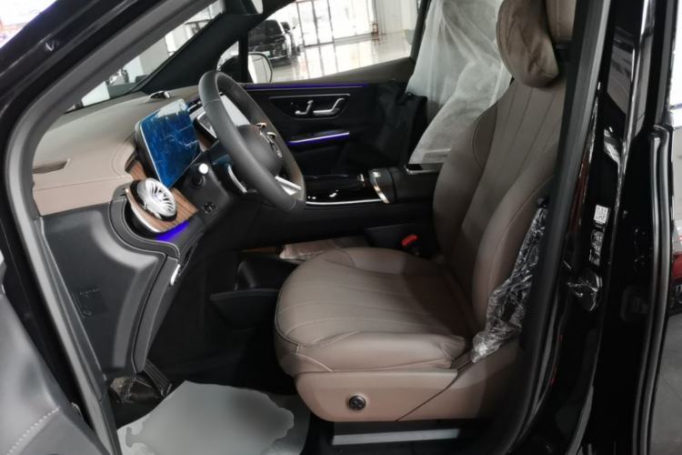 Used Mercedes-Benz EQE SUV 2024 500 4MATIC Pioneer Edition Left Front Seat