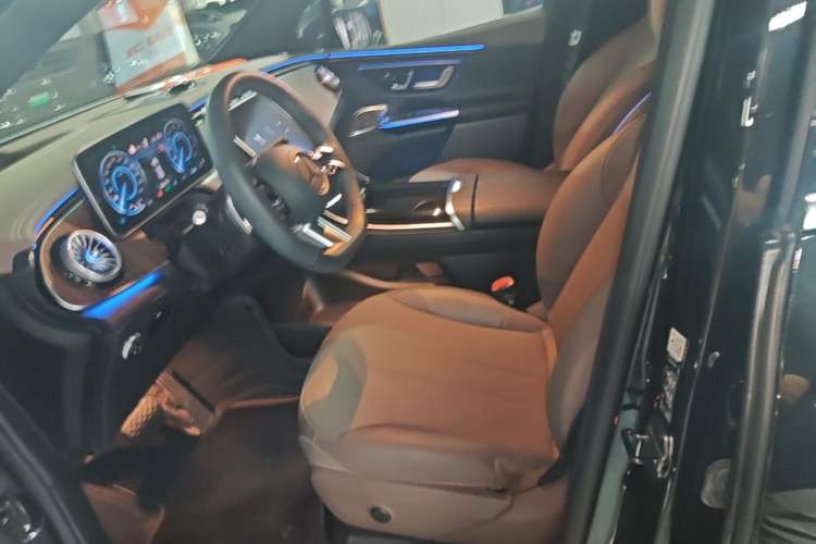 Used Mercedes-Benz EQE SUV 2024 500 4MATIC Luxury Edition Left Front Seat