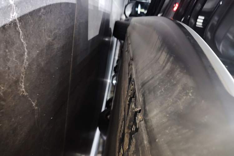 Used Mercedes-Benz EQE SUV 2024 500 4MATIC Pioneer Edition Left Side Sill