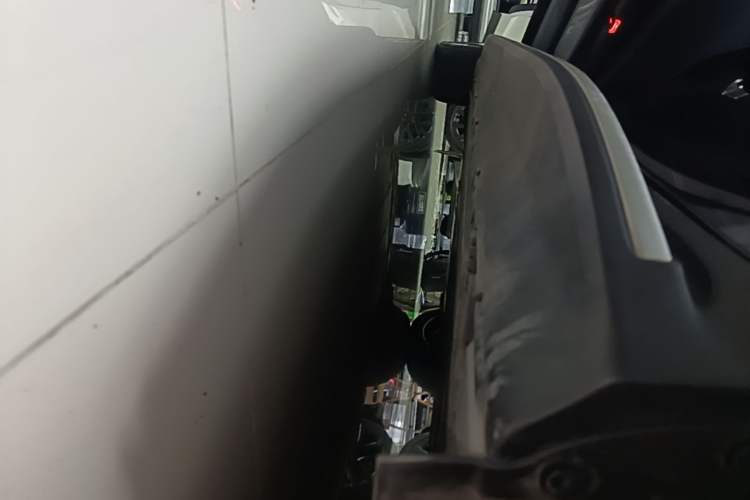 Used Mercedes-Benz EQE SUV 2024 350 4MATIC Luxury Edition Left Side Sill