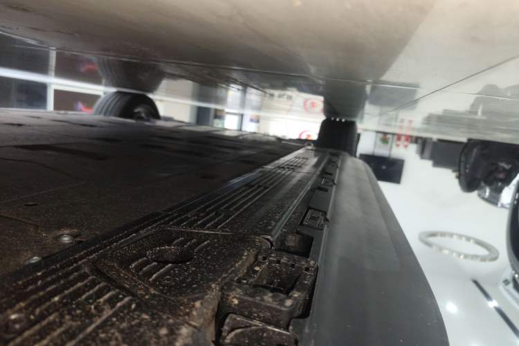 Used Mercedes-Benz EQE SUV 2024 500 4MATIC Luxury Edition Left Side Sill