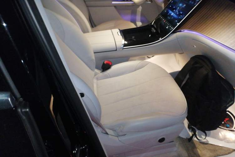 Used Mercedes-Benz EQE SUV 2024 350 4MATIC Luxury Edition Right Front Seat