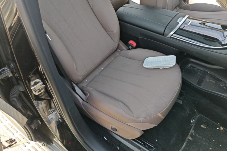 Used Mercedes-Benz EQE SUV 2024 500 4MATIC Luxury Edition Right Front Seat