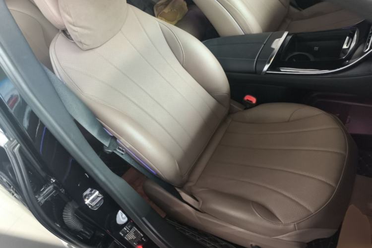 Used Mercedes-Benz EQE SUV 2024 500 4MATIC Luxury Edition Right Front Seat