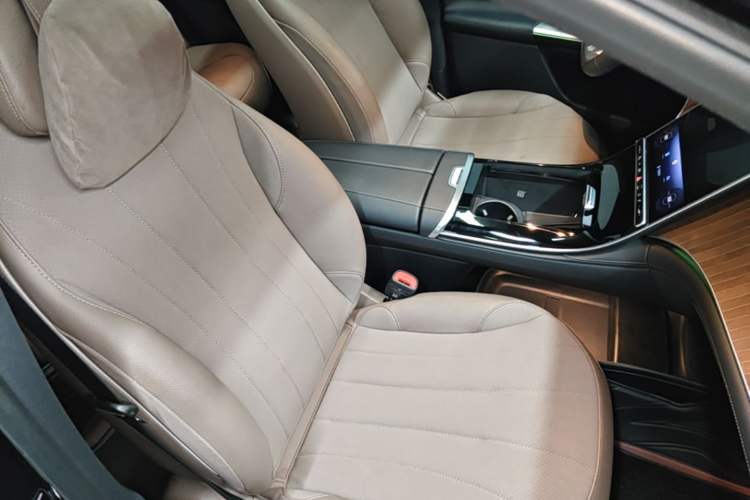 Used Mercedes-Benz EQE SUV 2024 350 4MATIC Luxury Edition Right Front Seat