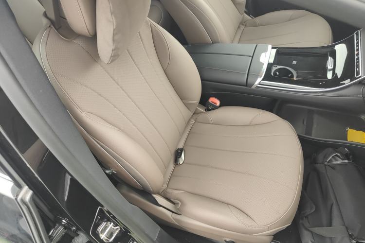 Used Mercedes-Benz EQE SUV 2024 500 4MATIC Luxury Edition Right Front Seat