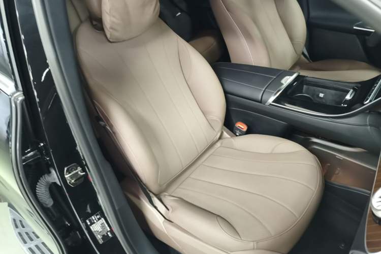 Used Mercedes-Benz EQE SUV 2024 500 4MATIC Right Front Seat
