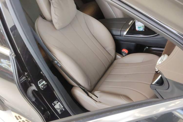 Used Mercedes-Benz EQE SUV 2024 500 4MATIC Luxury Edition Right Front Seat