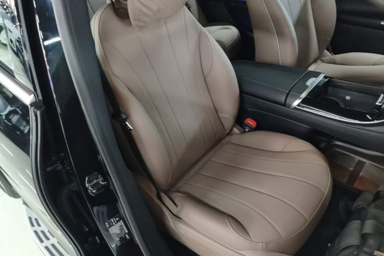 Used Mercedes-Benz EQE SUV 2024 500 4MATIC Luxury Edition Right Front Seat