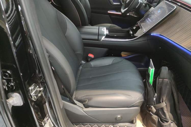 Used Mercedes-Benz EQE SUV 2024 500 4MATIC Luxury Edition Right Front Seat
