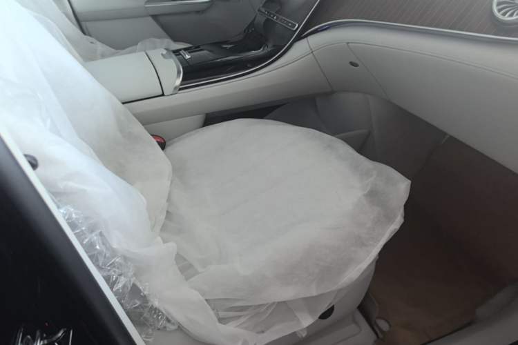 Used Mercedes-Benz EQE SUV 2024 500 4MATIC Pioneer Edition Right Front Seat