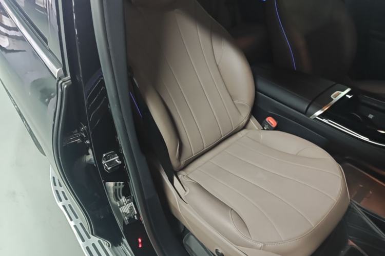Used Mercedes-Benz EQE SUV 2024 500 4MATIC Luxury Edition Right Front Seat