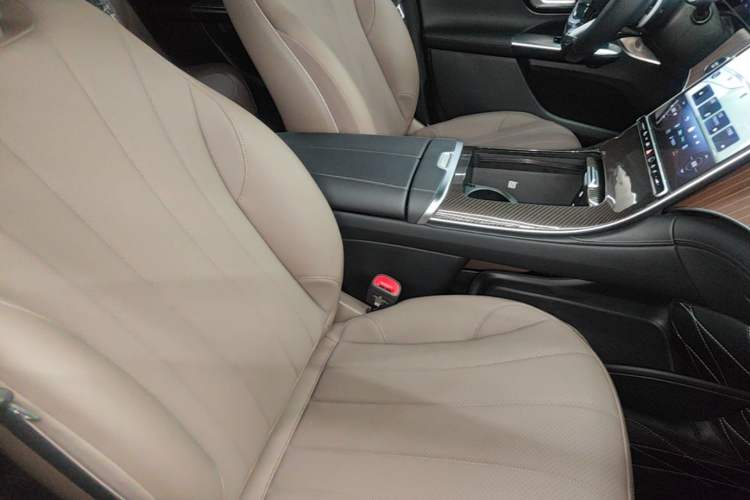 Used Mercedes-Benz EQE SUV 2024 500 4MATIC Luxury Edition Right Front Seat
