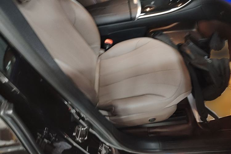 Used Mercedes-Benz EQE SUV 2024 500 4MATIC Pioneer Edition Right Front Seat