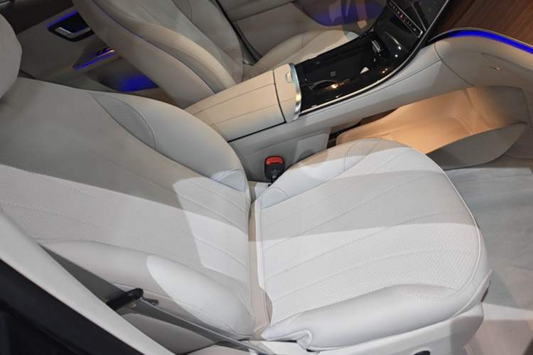 Used Mercedes-Benz EQE SUV 2024 500 4MATIC Pioneer Edition Right Front Seat