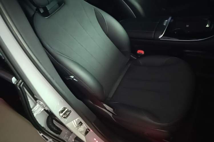 Used Mercedes-Benz EQE SUV 2024 350 4MATIC Luxury Edition Right Front Seat