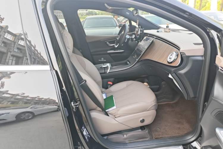 Used Mercedes-Benz EQE SUV 2024 500 4MATIC Luxury Edition Right Front Seat