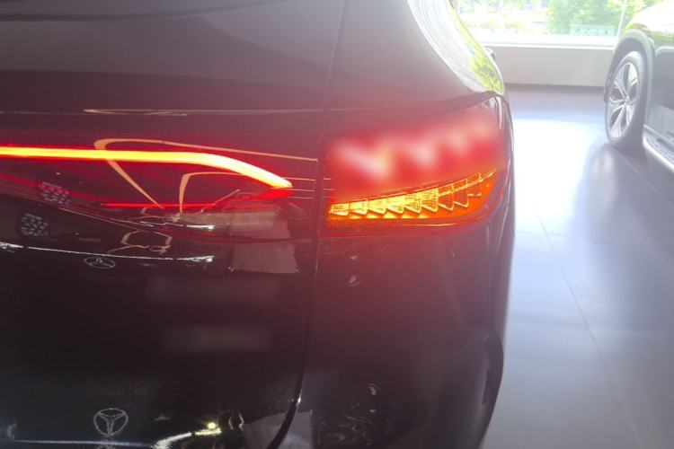 Used Mercedes-Benz EQE SUV 2024 500 4MATIC Pioneer Edition Right Rear Taillight