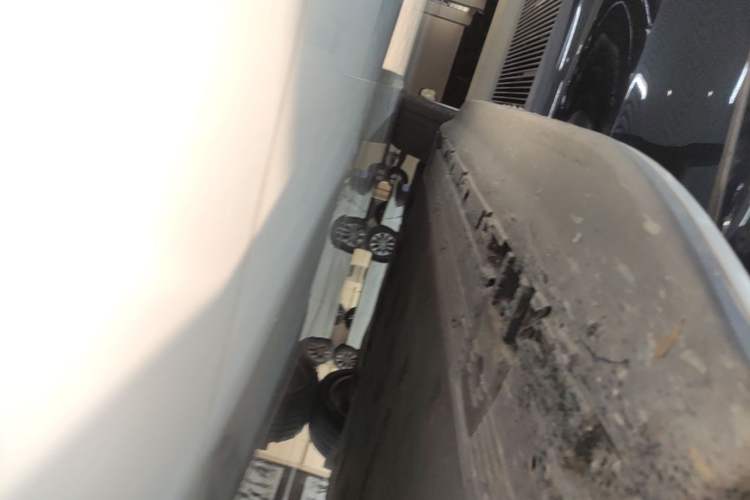 Used Mercedes-Benz EQE SUV 2024 500 4MATIC Luxury Edition Right Side Sill