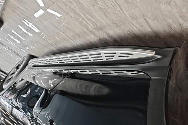 Used Mercedes-Benz EQE SUV 2024 350 4MATIC Luxury Edition Right Side Sill