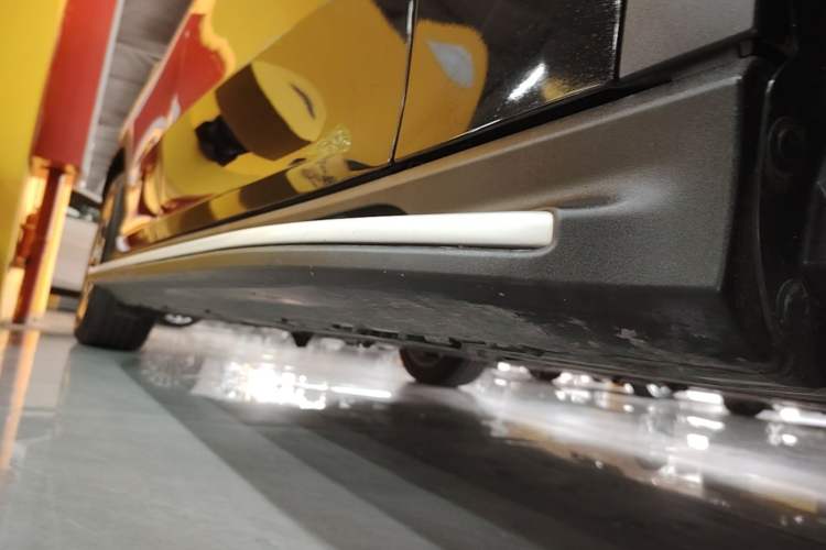 Used Mercedes-Benz EQE SUV 2024 500 4MATIC Pioneer Edition Right Side Sill