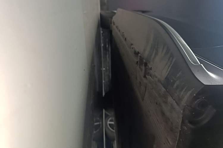 Used Mercedes-Benz EQE SUV 2024 350 4MATIC Luxury Edition Right Side Sill