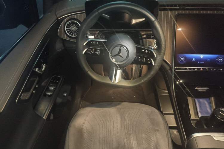 Used Mercedes-Benz EQE SUV 2024 500 4MATIC Pioneer Edition Steering Wheel
