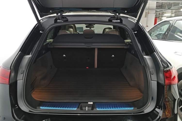 Used Mercedes-Benz EQE SUV 2024 350 4MATIC Luxury Edition Trunk