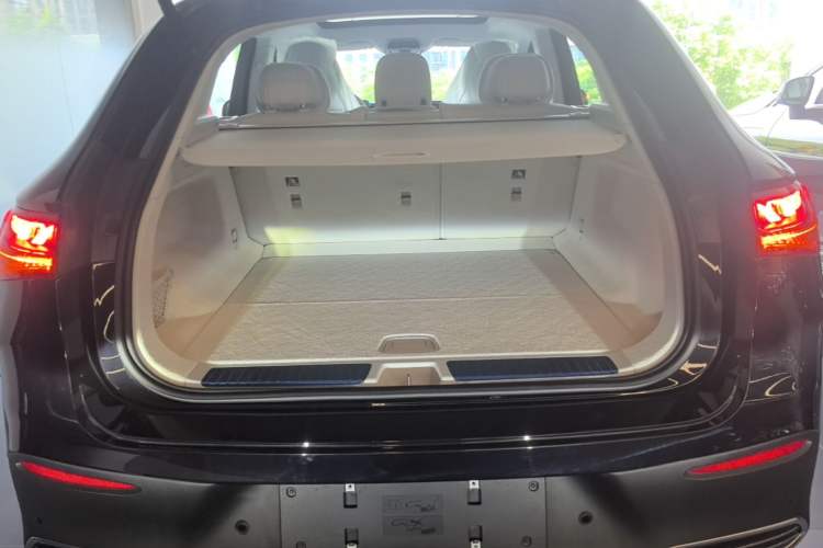 Used Mercedes-Benz EQE SUV 2024 500 4MATIC Pioneer Edition Trunk