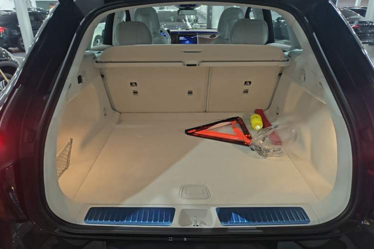 Used Mercedes-Benz EQE SUV 2024 500 4MATIC Pioneer Edition Trunk