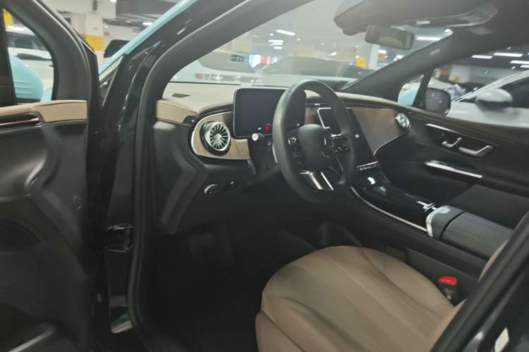 Used Mercedes-Benz EQE SUV 2024 500 4MATIC Pioneer Edition Driver Seat