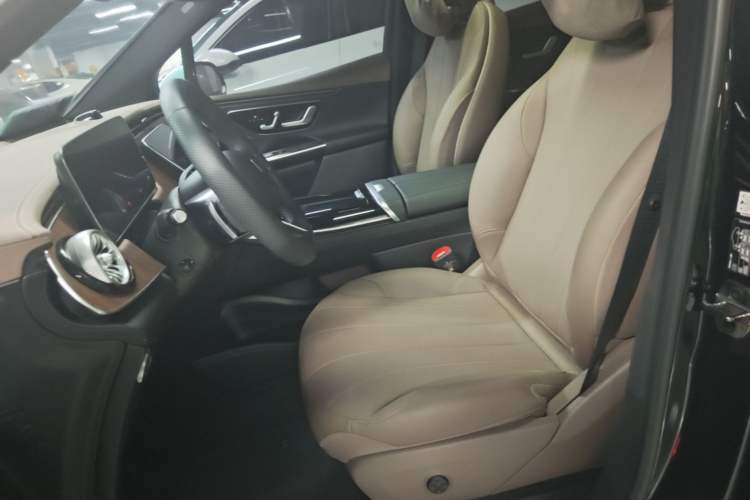 Used Mercedes-Benz EQE SUV 2024 500 4MATIC Pioneer Edition Left Front Seat