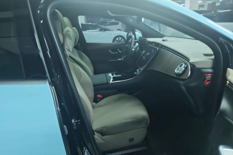 Used Mercedes-Benz EQE SUV 2024 500 4MATIC Pioneer Edition Right Front Seat