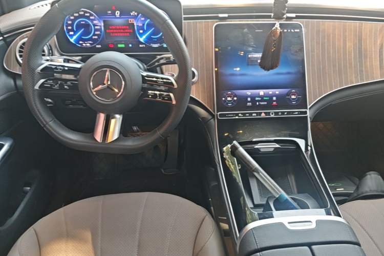 Used Mercedes-Benz EQE SUV 2024 500 4MATIC Pioneer Edition Center Console