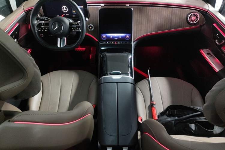 Used Mercedes-Benz EQE SUV 2024 350 4MATIC Luxury Edition Center Console